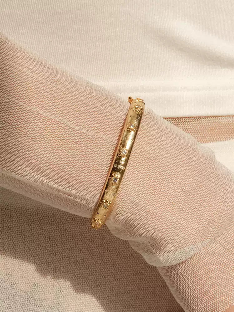 Bracelet decorated with diamonds