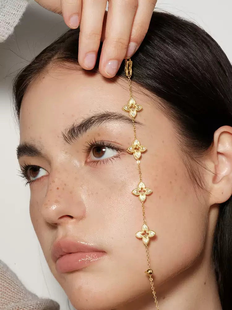 Hollowed-out four-leaf clover with diamond inlay bracelet