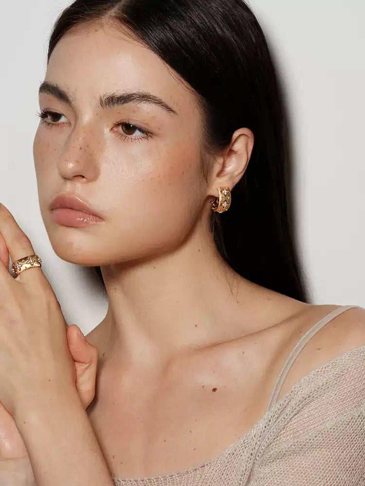 Hollowed-out four-leaf clover earrings