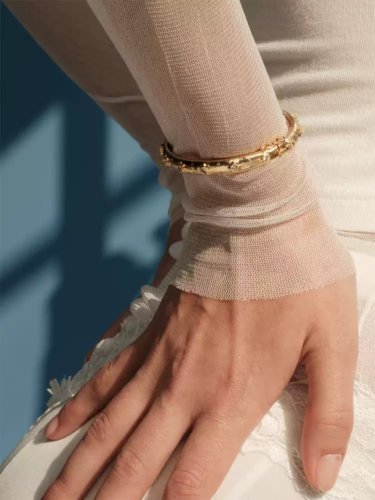 Bracelet decorated with diamonds