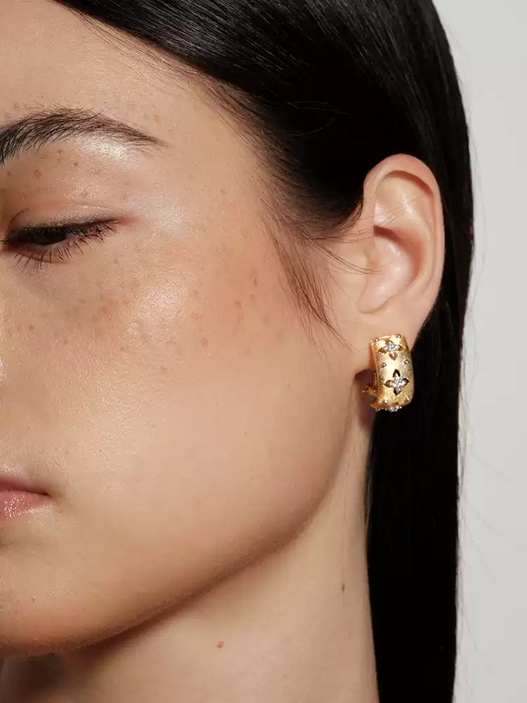 Hollowed-out four-leaf clover earrings