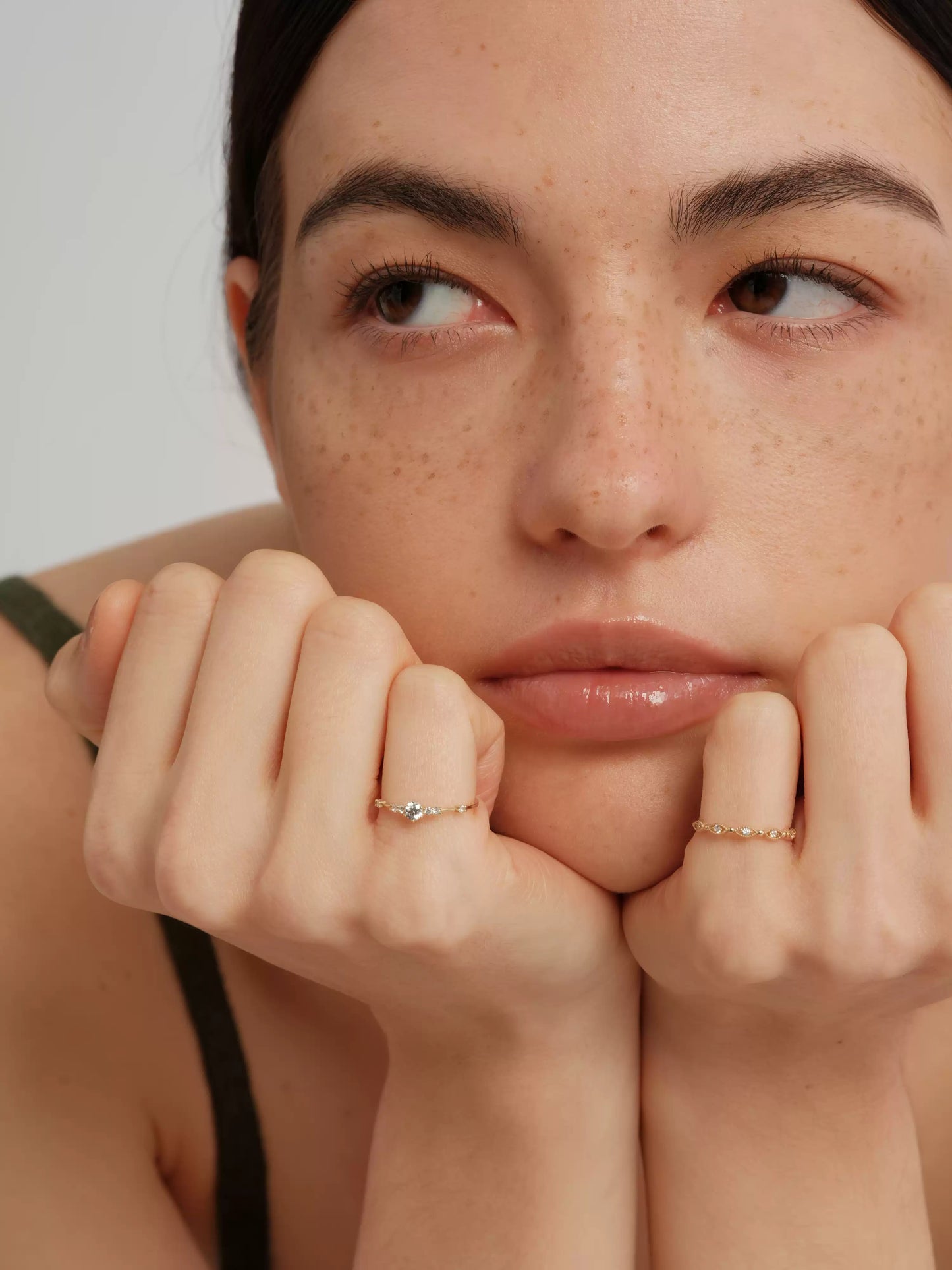 9k gold exquisite and slender lace-set diamond and zirconia k gold ring